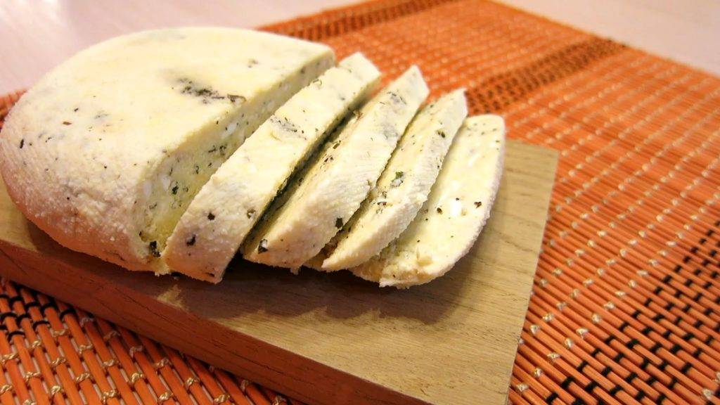Приготовить вкусный сыр в домашних условиях