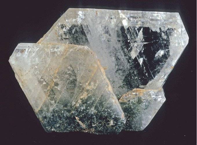 Альбит в виде необработанного кристала