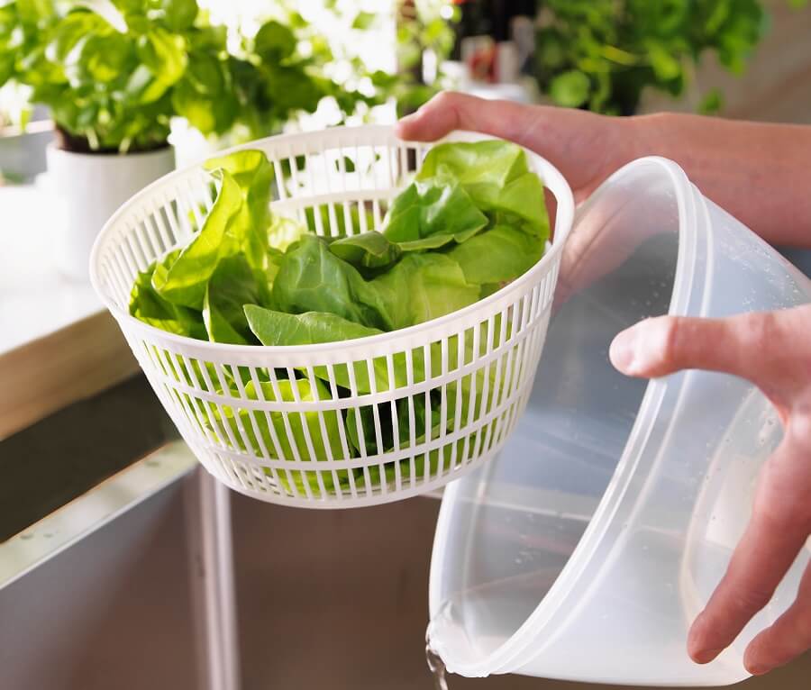 Как дольше сохранить зелень в холодильнике