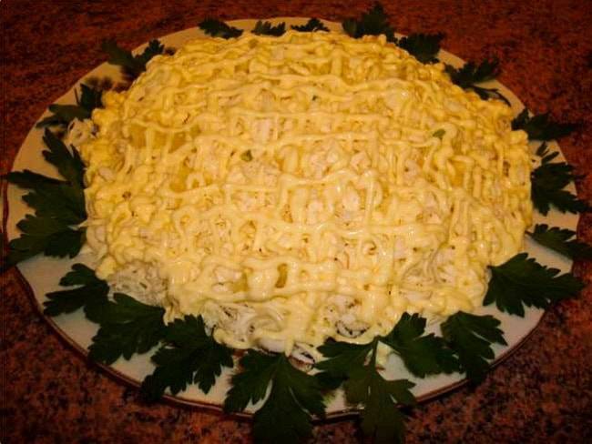 Сырный салат с тыквой, куриной грудкой и чесноком