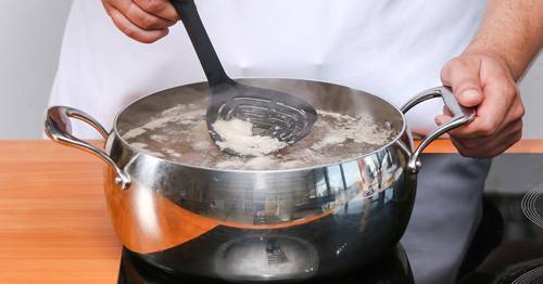 Как убрать пересол в супе