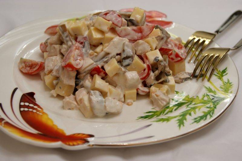 Простой салат с маринованными грибами