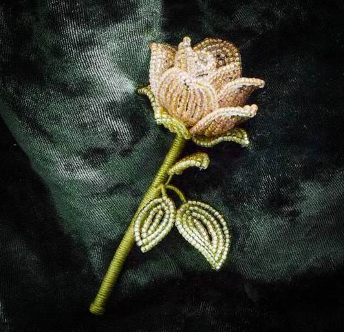 роза из бисера