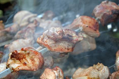 Как жарить шашлык из свинины на мангале