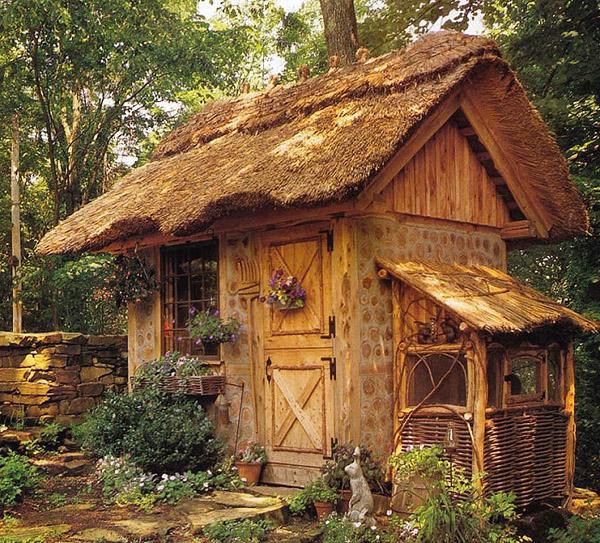 дом из глины в лесу