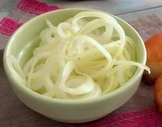 Как замариновать лук для салата просто