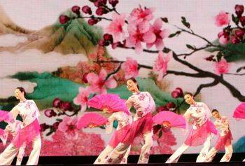 Как цветок сливы напоминает людям о возрождении жизни весной, так же Shen Yun Performing Arts дает надежду на возрождение китайской культуры. (Shen Yun Performing Arts).