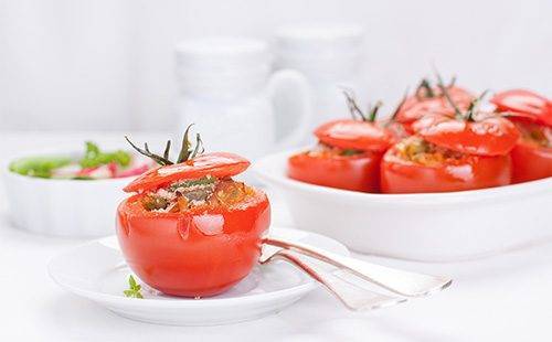 Фаршированные помидоры на тарелке