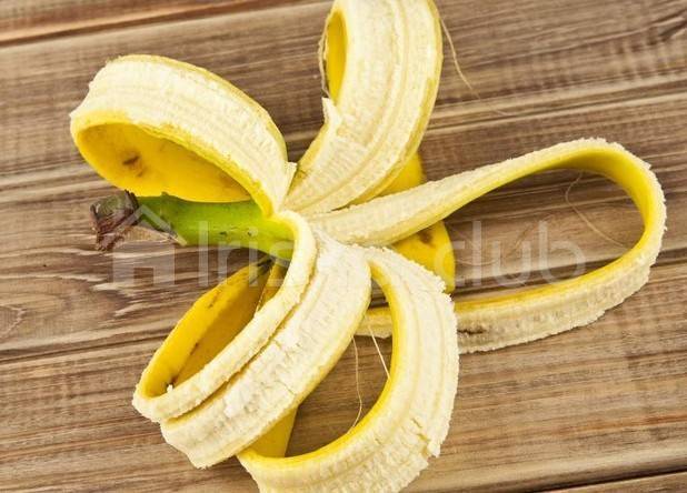 Банановая кожура на деревянном столе фотография