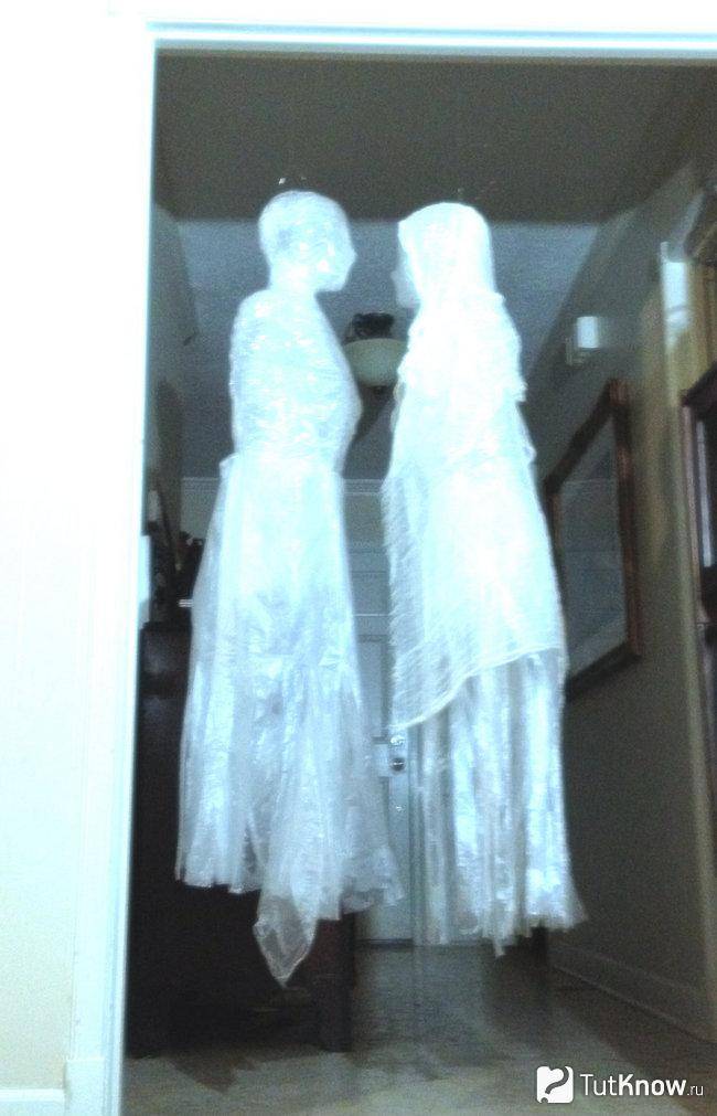 Парящие призраки в комнате