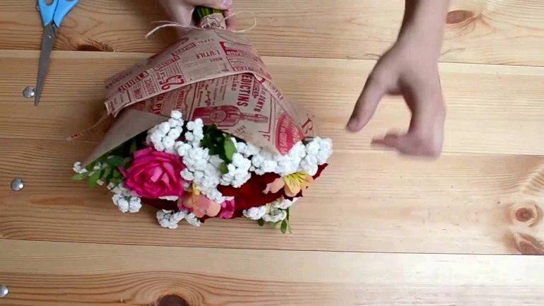 Как оформить букет из роз