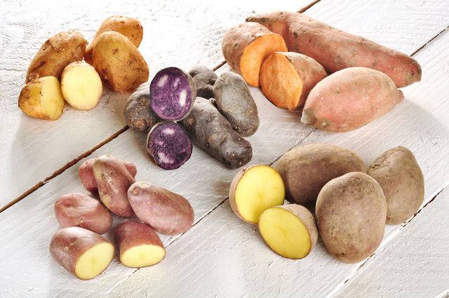 Лучшие сорта картофеля для варки — с красной и розовой кожурой, поскольку они не очень крахмалистые и хорошо держат форму