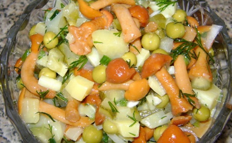 Салат из маринованных грибов и картофеля