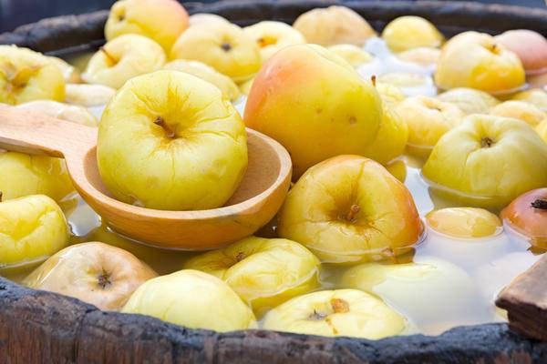 Моченые яблоки отличаются превосходным насыщенным вкусом